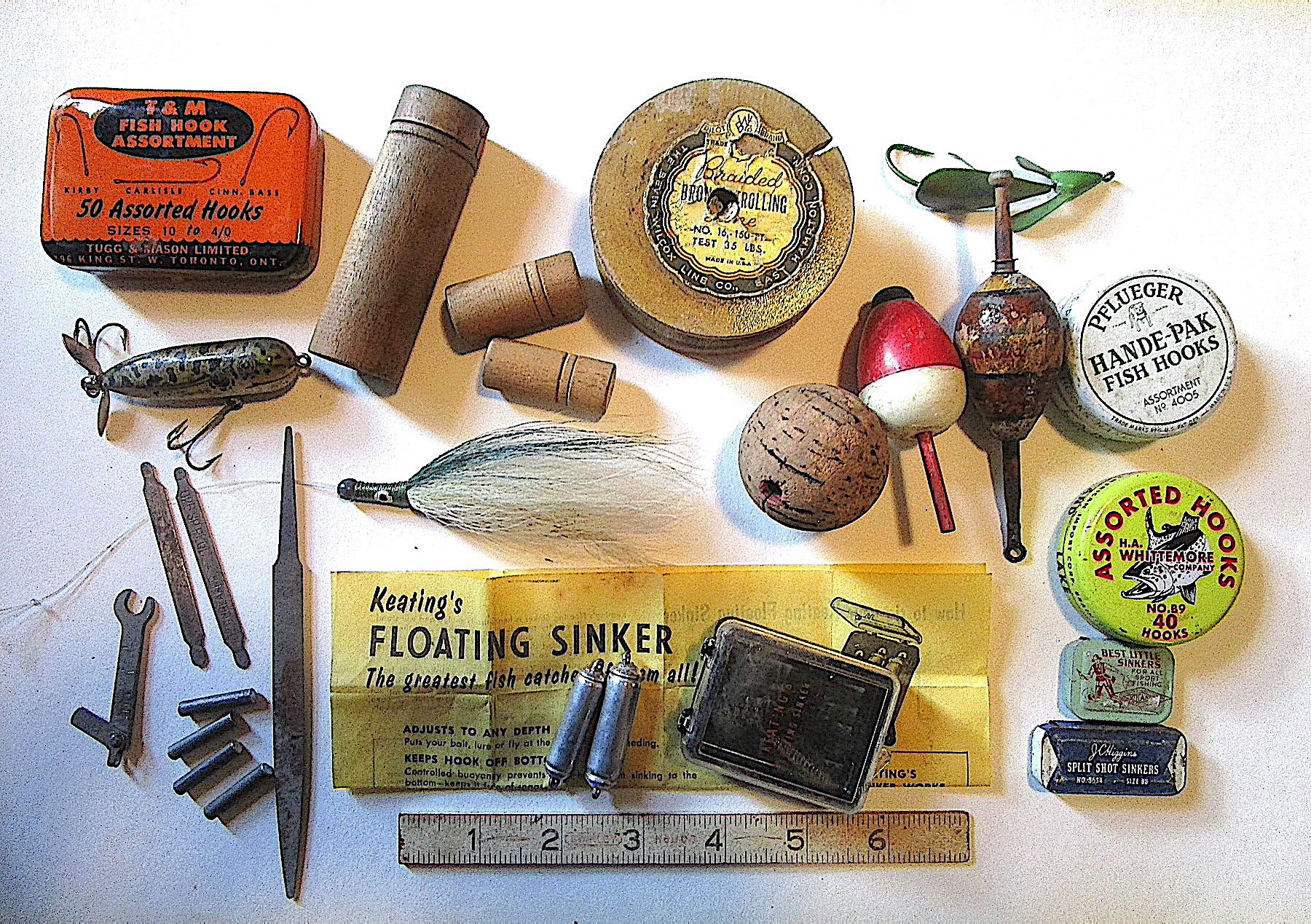 LR59 Gigumbala Lot Old Vintage Fishing Tackle Items: Floating Sinkers,  Hook/split Shot Tins, Line Spool, Lures, Tools, Bobbers, Lots More 
