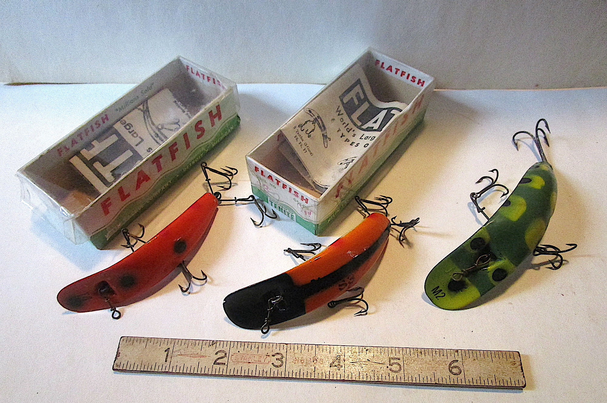 LR03 Special Color 3 Bigger Vintage Helin Flatfish Old Fishing Lures Three  Lures, Two in Correct Boxes, 2 Catalogs Very Nice Group 