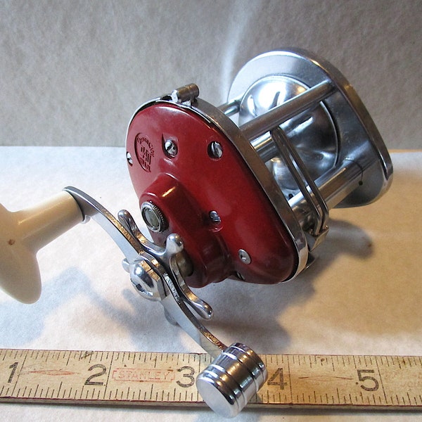 SM196 Old vintage Ocean City No. 940 fishing tackle reel! Collect or fish? Musky, Pike, Stripers, Catfish, Pier fishing, trolling!