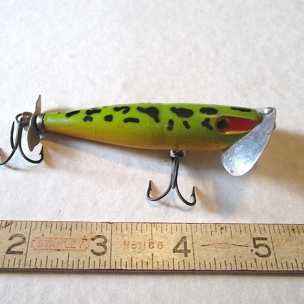 SM210 Vintage Creme “Mad Dad” old fishing tackle box lure.  A bit uncommon, EX shape, nice miscellaneous bait to add to your collection!