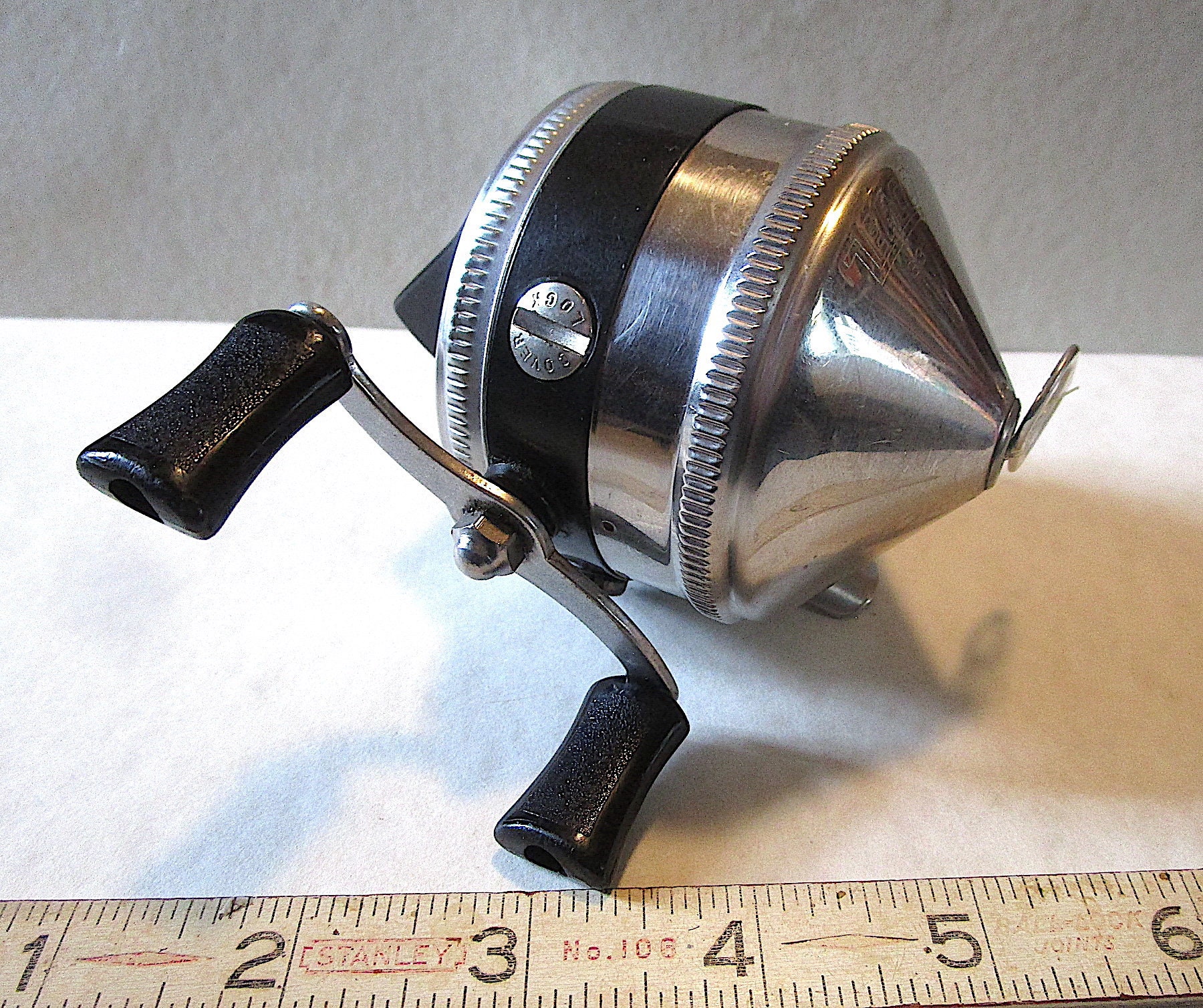 LP121 Vintage Zebco 33. classic old spincasting fishing reel! Nice shape!  Early model! Impressive reel! Tulsa, OK- made in USA!