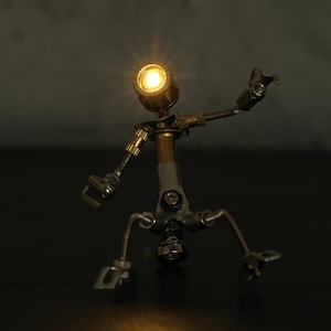 Steampunk Robot Desk Lamp with LED Light Handcrafted Metal Mechanical Night Light Gift for Men, Kids, Sci-Fi Fans Office Geek Desk Decor