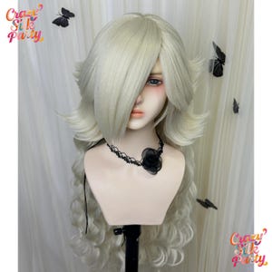 Könnte beinhalten: Hellblonde Perücke mit langen, welligen Schichten, die auf einem Schaufensterkopf gestylt sind. Die Perücke hat einen seitlich geschwungenen Pony und eine schwarze Spitzenhalskette mit einer Rose. Die Worte "Crazy Silk Party" befinden sich oben links und unten rechts.