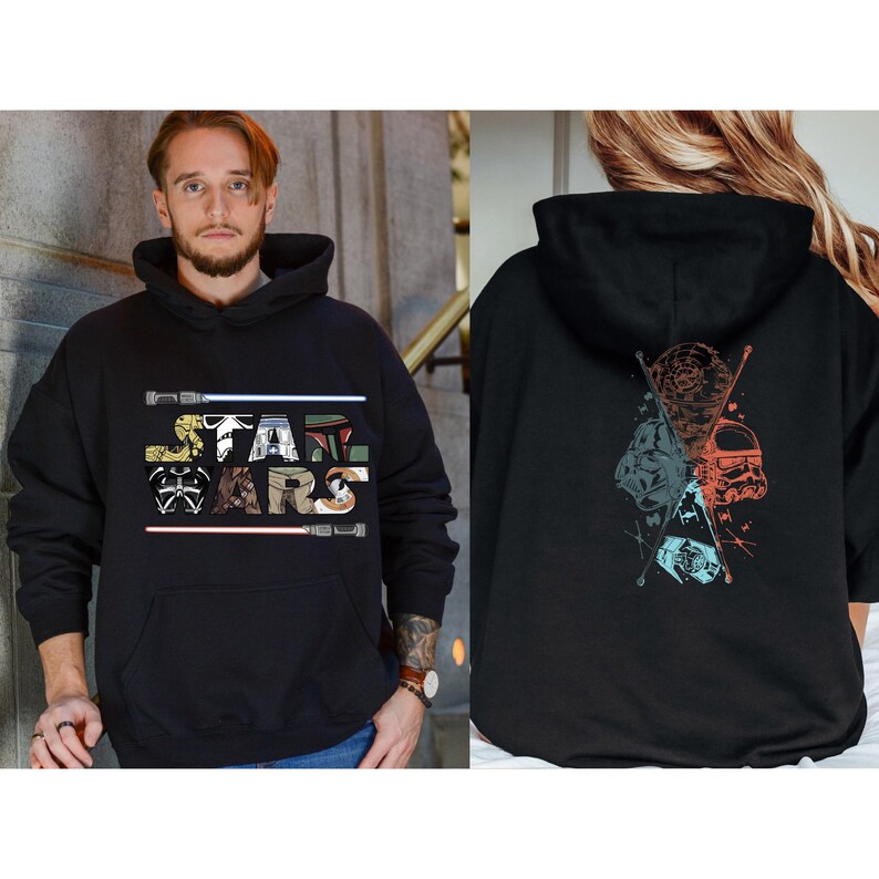 Puede incluir: Sudadera con capucha negra con el texto "STAR WARS" en un dise&ntilde;o colorido y estilizado. La parte delantera de la sudadera muestra el texto con sables de luz. La parte trasera de la sudadera tiene un gr&aacute;fico de personajes de Star Wars.