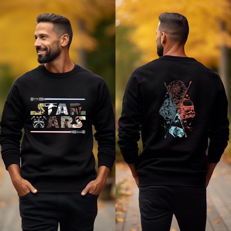 Puede incluir: Sudadera negra con el logo de Star Wars, sables de luz e ilustraciones de personajes. La parte trasera de la sudadera muestra un gr&aacute;fico de varios personajes de Star Wars. La sudadera se muestra en una persona.