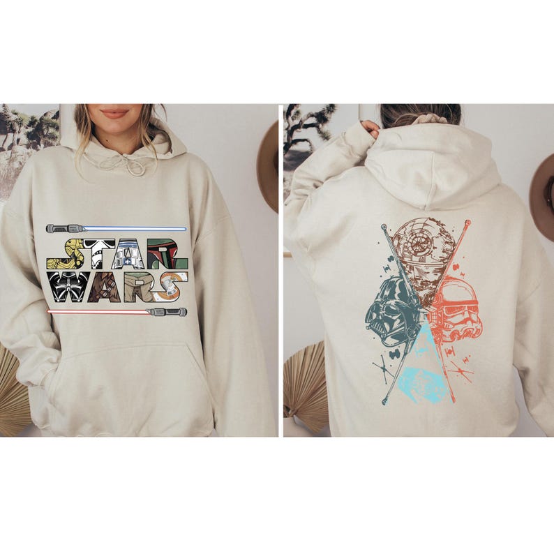 Puede incluir: Sudadera con capucha beige con el texto "STAR WARS" en un dise&ntilde;o colorido y en bloques en la parte delantera. La parte trasera muestra un gr&aacute;fico de Darth Vader, un Stormtrooper y la Estrella de la Muerte, con sables de luz y otros elementos.