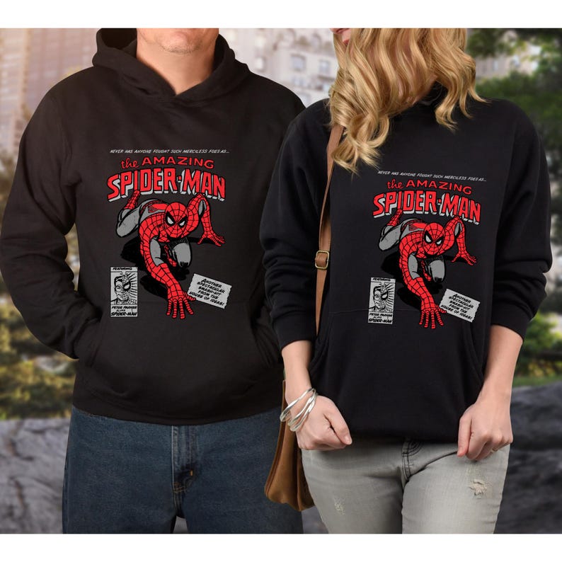 Puede incluir: Sudaderas con capucha negras con un dise&ntilde;o de c&oacute;mic de Spider-Man. El dise&ntilde;o incluye el texto "The Amazing Spider-Man" en rojo y blanco, con paneles de c&oacute;mic adicionales. Las sudaderas tienen un bolsillo delantero.