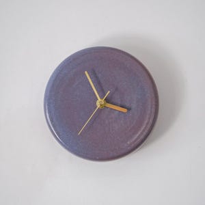 Handgjord väggklocka i keramik - Modern minimalistisk heminredning, tyst väggklocka, unik inflyttningspresent