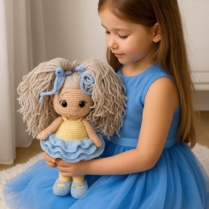 Muñeca de crochet hecha a mano en caja de regalo – Amigurumi de niña de 30 cm, amarillo y azul – Regalo inspirado en Ucrania – Juguete suave y seguro para niños – Muñeca estilo Waldorf