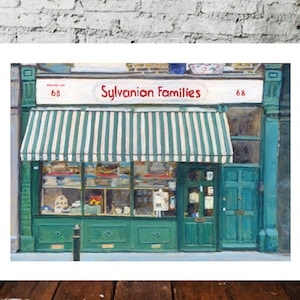 Puede incluir: Una pintura de una tienda con el texto "Sylvanian Families". La tienda est&aacute; pintada en tonos verdes y azules, con un toldo a rayas. La direcci&oacute;n de la tienda es el 68. La imagen est&aacute; colocada contra una pared de ladrillos.