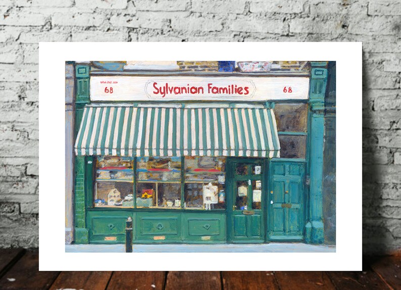 Puede incluir: Una pintura de una tienda con el texto "Sylvanian Families". La tienda est&aacute; pintada en tonos verdes y azules, con un toldo a rayas. La direcci&oacute;n de la tienda es el 68. La imagen est&aacute; colocada contra una pared de ladrillos.