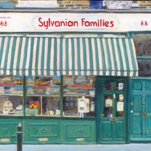 Puede incluir: Pintura de una fachada de tienda con un toldo a rayas verdes y blancas. El letrero de arriba dice "Sylvanian Families" en letras rojas. La tienda est&aacute; pintada en tonos verdes y turquesas, con un escaparate.