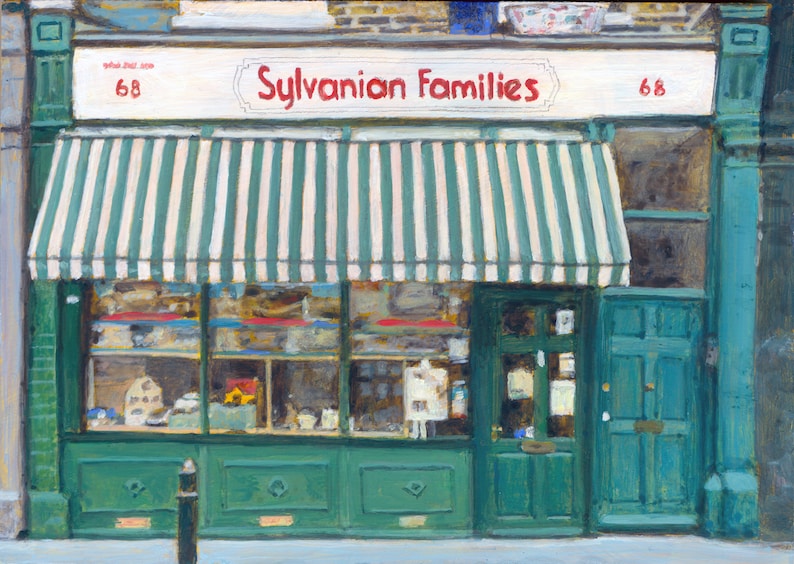 Puede incluir: Pintura de una fachada de tienda con un toldo a rayas verdes y blancas. El letrero de arriba dice "Sylvanian Families" en letras rojas. La tienda est&aacute; pintada en tonos verdes y turquesas, con un escaparate.