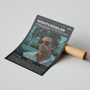 Plakat filmu Nightcrawler z cytatem z filmu (wersja Dark 1)