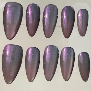 Fioletowe paznokcie w kształcie kociego oka: zdobienie paznokci