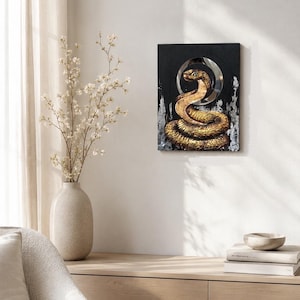 Dipinto di serpente con texture: opera d'arte realizzata a mano con colori acrilici, strass e specchio.