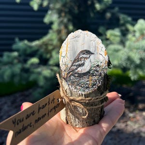 Pájaro pintado a mano sobre una rodaja de madera / Mini arte mural natural / Regalo rústico ecológico / Mini pintura de rodaja de madera - Pájaro en la palma de tu mano / Eco