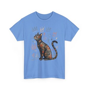 Camiseta con arte de gato de Basquiat / Diseño felino neoexpresionista / Camiseta con gatito abstracto / Camiseta con arte felino Carolina Blue