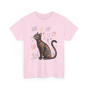 Camiseta con arte de gato de Basquiat / Diseño felino neoexpresionista / Camiseta con gatito abstracto / Camiseta con arte felino Light Pink