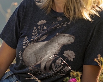 T-shirt vintage con capibara: schizzo naturalistico in stile cottagecore, regalo per amanti della natura.
