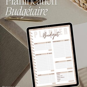 Peut inclure: Une tablette numérique affichant un planificateur budgétaire avec les mots "Planner Budget" dans un schéma de couleurs brun et blanc. La tablette est sur une surface brune avec un stylo doré et un panier en osier.