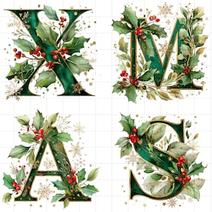 Op de afbeelding: Vier aquarel kerstletters: X, M, A en S. Elke letter is smaragdgroen met gouden rand, versierd met hulstbladeren, rode bessen en gouden sneeuwvlokken. De letters staan op een witte achtergrond.