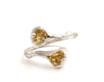 Two crossed Calla-Lilies silver ring with gold leaf