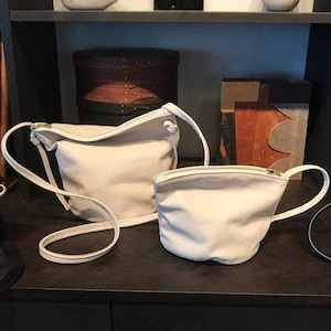 weiße Beuteltasche aus Leder. Umhängetasche. Beuteltasche aus Leder mit Reißverschluss. stein weiße Ledertasche.- Sale