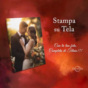 Può includere: Una stampa su tela incorniciata con una coppia in un ambiente da giardino. La coppia è vestita in abiti formali e si guarda. Il testo "Stampa su Tela" e "Con la tua foto, Completa di Telaio!!" è visibile nell'immagine.