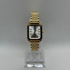 Vintage rektangulär guldfärgad damklocka, minimalistisk silverfärgad urtavla, guldfärgad länk, elegant retro 90-tals kvartsklocka