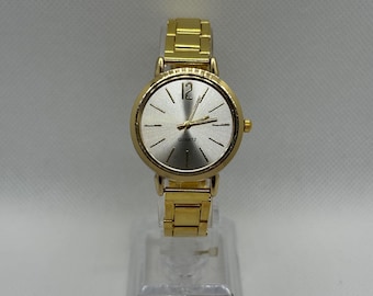 Vintage women’s gold rectangular watch, minimalist silver dial, gold link bracelet, elegant 90s retro quartz watch