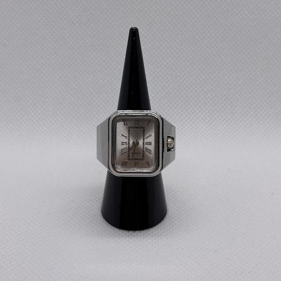 Bague montre vintage argentée femme, montre doigt rétro quartz, cadran rectangulaire chiffres romains, bague ajustable élégante, bijou rétro