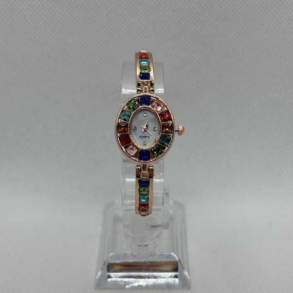Montre bracelet femme dorée avec cristaux multicolores, montre bijou élégante vintage, accessoire de mode coloré cadeau original