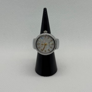 Silver women’s watch ring quartz – vintage style with pearly dial and elegant gold numbers