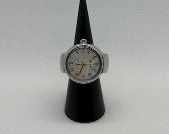 Silver women’s watch ring quartz – vintage style with pearly dial and elegant gold numbers