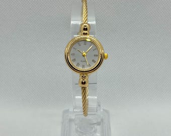 Vintage Damen Armbanduhr goldfarben, weißes Zifferblatt römisch, gedrehte Armspange, Retro Quarzuhr, elegantes Geschenk