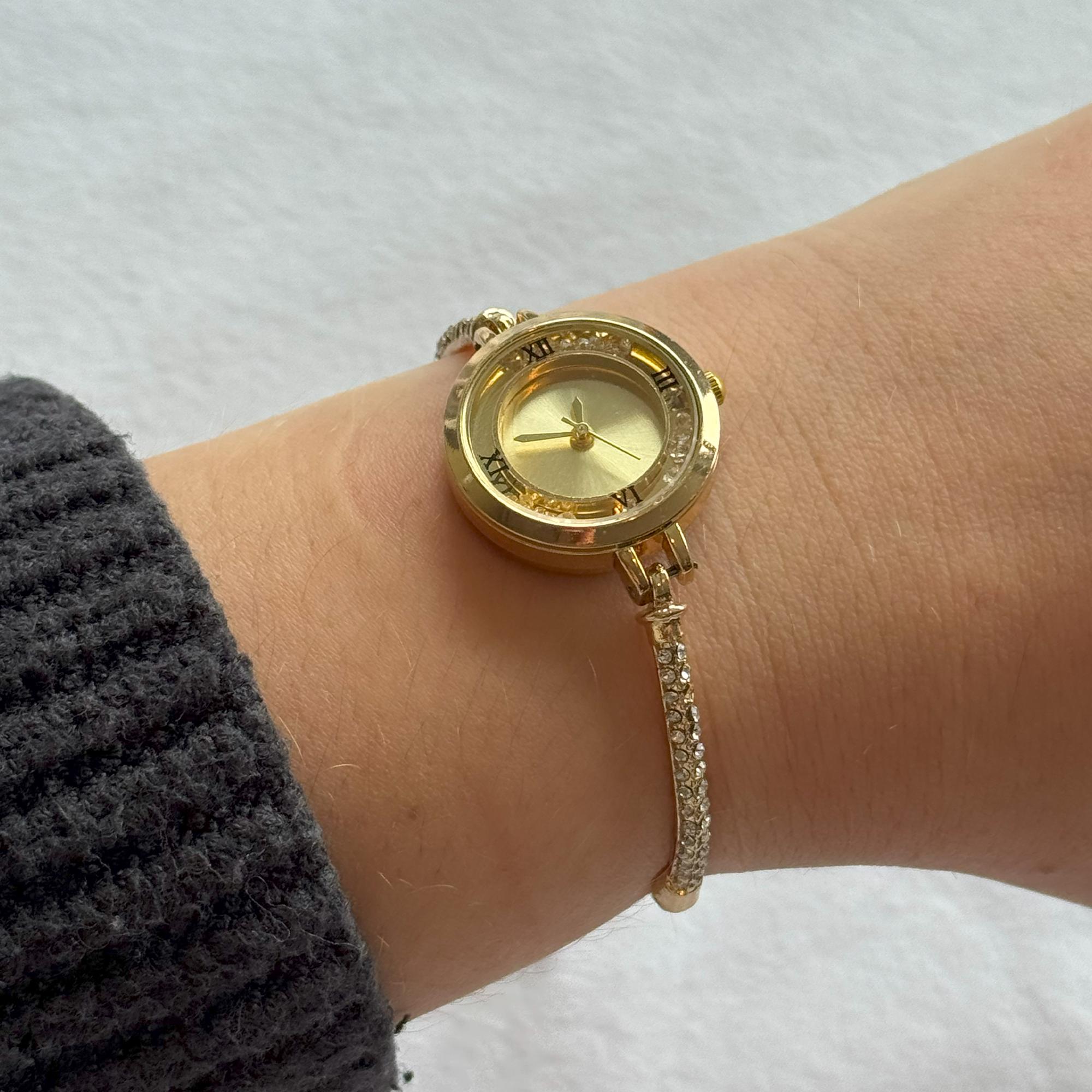 Elegant Gold Women display picture 1