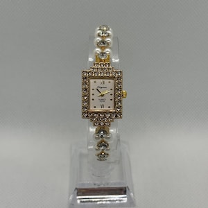 Women’s watch with pearl and rhinestone bracelet, rectangular gold dial, elegant quartz vintage style wristwatch, chic jewelry accessory
