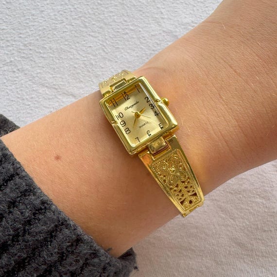 Montre Femme Golden Hour - Cadran Ovale, Bracelet Acier Inox Extensible, Mouvement Quartz Japonais, étanche 30m