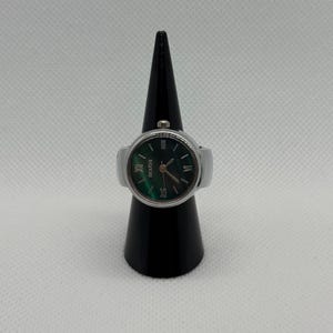 Damklocka i silverfärgat ringband, pärlemorgrön urtavla med romerska siffror, elegant justerbar vintage retro kvartsfingerklocka, presentidé