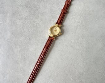 Vintage women's gold watch with brown leather strap, elegant quartz watch with lizard-effect bracelet, retro chic 80s accessory, timeless gift