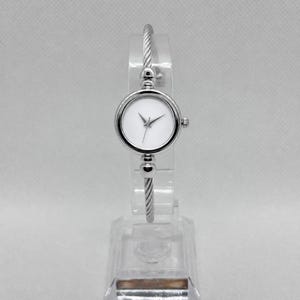 Reloj de mujer vintage de plata, elegante brazalete trenzado, esfera blanca minimalista, reloj de joyería refinado, accesorio retro chic