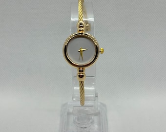 Vintage Damen Armbanduhr Gold mit gedrehtem Armreif und weißem Zifferblatt – Elegante Retro-Schmuckuhr