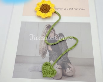 Puede incluir: Marcador de libro de girasol tejido a crochet con un corazón verde en la parte inferior. El marcador es amarillo, marrón y verde. El texto "IF YOU CAN rather you did not know" es visible en el fondo.