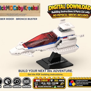Könnte beinhalten: Ein Modell aus weißen, blauen und roten Kunststoffbausteinen des Saber Rider Bronco Buster Raumschiffs auf einem schwarzen Ständer. Text umfasst BrickMOCsbyKroekel, DIGITAL DOWNLOAD, BUILD YOUR NEXT 80s ADVENTURE und MOC-218519 353 PARTS 22,4 x 13,5 x 17,3 CM.