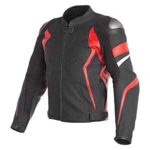 Può includere: Una giacca da motociclista in pelle nera con accenti rossi e bianchi. La giacca ha una chiusura con cerniera e un colletto alto.