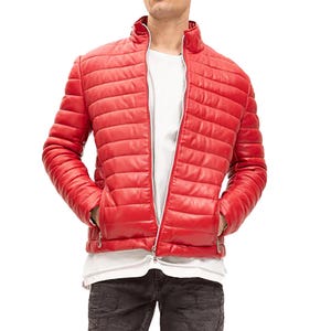Piumino in pelle rossa, elegante e caldo cappotto invernale da donna, capospalla trapuntato alla moda, vera pelle di agnello, comodo e alla moda.
