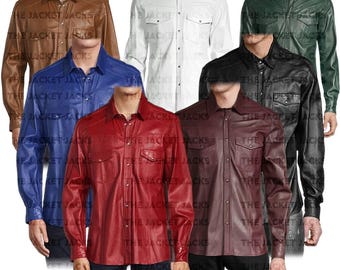Op de afbeelding: Een verzameling van zeven langarmige leren shirts in verschillende kleuren, waaronder bruin, wit, groen, zwart, blauw, rood en bordeauxrood. Elk shirt heeft een knoopsluiting, twee borstzakken en een knoopsluiting aan de voorkant.