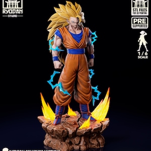 Puede incluir: Figura detallada de un personaje con pelo rubio puntiagudo, vistiendo un atuendo naranja y azul, de pie sobre una base rocosa con llamas. La figura tiene efectos de energía azul. El texto "RYODAN STUDIO" es visible.