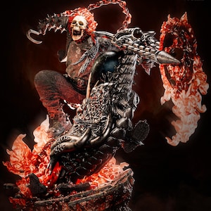 Può includere: Statua dettagliata di Ghost Rider su una moto, avvolta dalle fiamme. La figura ha una testa di teschio e indossa una giacca di pelle e jeans. La moto è progettata in modo intricato con dettagli di catene e punte. La statua è in scala 1:6.